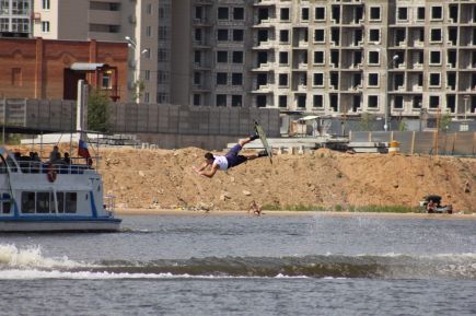 Александр Бослер выиграл Открытый чемпионат Москвы по вейкбордингу в двух дисциплинах.