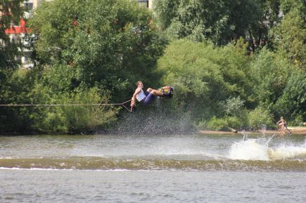 Александр Бослер выиграл Открытый чемпионат Москвы по вейкбордингу в двух дисциплинах.