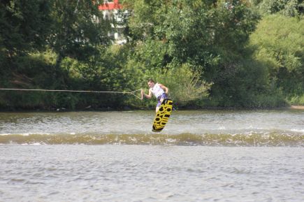 Александр Бослер выиграл Открытый чемпионат Москвы по вейкбордингу в двух дисциплинах.