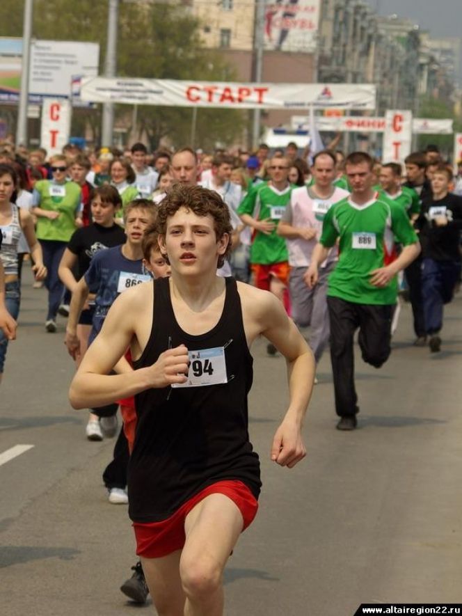 9 мая. Барнаул. Площадь Советов. Открытый краевой легкоатлетический пробег «Кольцо Победы-2011».
