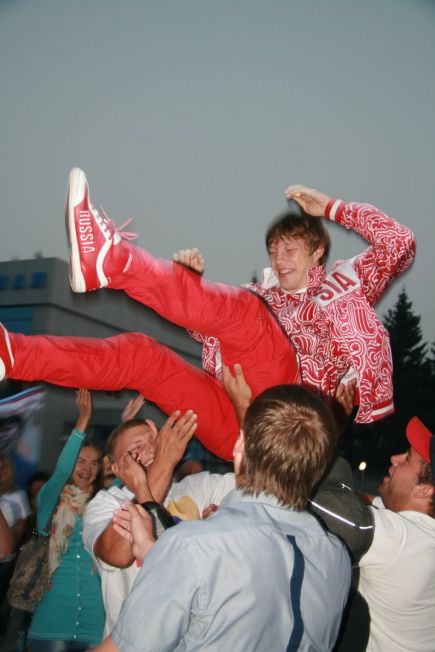 Сегодня утром бронзовый призёр Олимпийских игр в Лондоне Иван Нифонтов вернулся домой (фото).