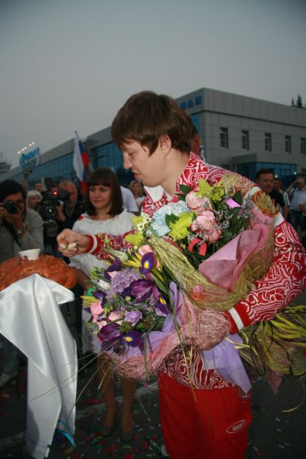 Сегодня утром бронзовый призёр Олимпийских игр в Лондоне Иван Нифонтов вернулся домой (фото).