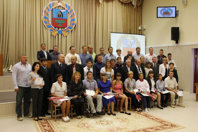 В администрации края состоялось награждение алтайских спортсменов и тренеров, отличившихся в 2012 году.