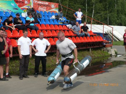 В день физкультурника на стадионе СДЮШОР Алексея Смертина прошли соревнования по силовому экстриму (фото).