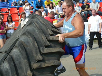 В день физкультурника на стадионе СДЮШОР Алексея Смертина прошли соревнования по силовому экстриму (фото).