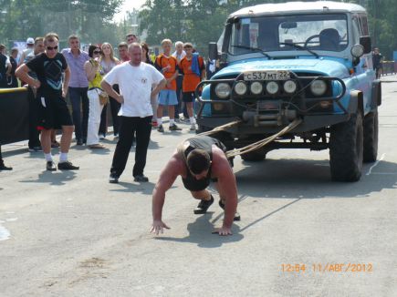В день физкультурника на стадионе СДЮШОР Алексея Смертина прошли соревнования по силовому экстриму (фото).