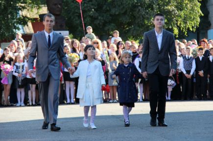 Известные алтайские спортсмены и тренеры в День знаний посетили несколько школ (фото).