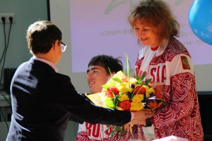 Известные алтайские спортсмены и тренеры в День знаний посетили несколько школ (фото).