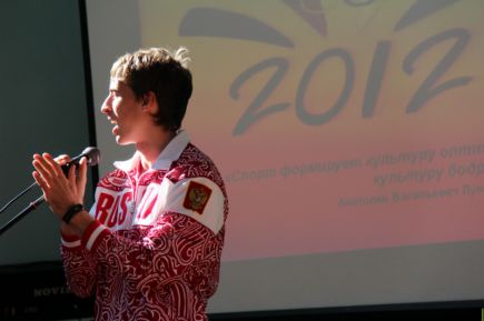 Известные алтайские спортсмены и тренеры в День знаний посетили несколько школ (фото).