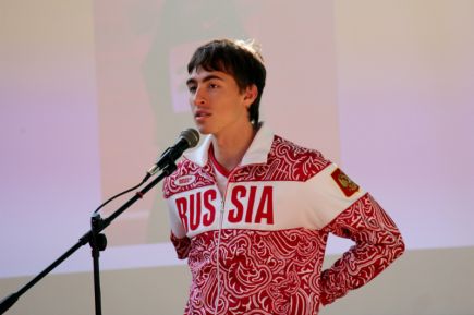 Известные алтайские спортсмены и тренеры в День знаний посетили несколько школ (фото).