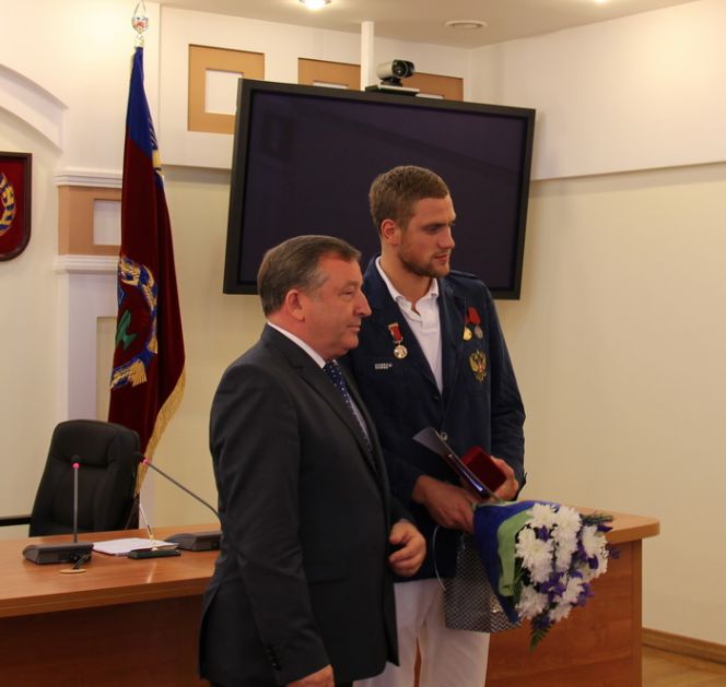 В краевой администрации вручены краевые награды алтайским спортсменам-участникам XXX летних Олимпийских игр в Лондоне (фото). 