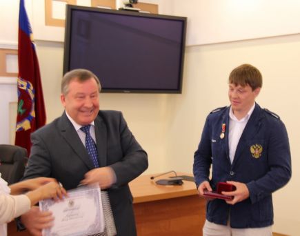 В краевой администрации вручены краевые награды алтайским спортсменам-участникам XXX летних Олимпийских игр в Лондоне (фото). 