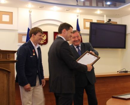 В краевой администрации вручены краевые награды алтайским спортсменам-участникам XXX летних Олимпийских игр в Лондоне (фото). 