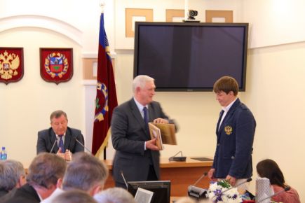 В краевой администрации вручены краевые награды алтайским спортсменам-участникам XXX летних Олимпийских игр в Лондоне (фото). 