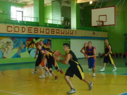 В Алейске прошли традиционные соревнования по баскетболу и волейболу памяти Сергея Старовойтова.  