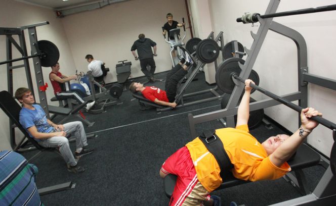 В барнаульскую гимназию № 40 поступило спортивно-технологическое оборудование на сумму 14,3 миллиона рублей по партийному проекту «Единой России» (фото).