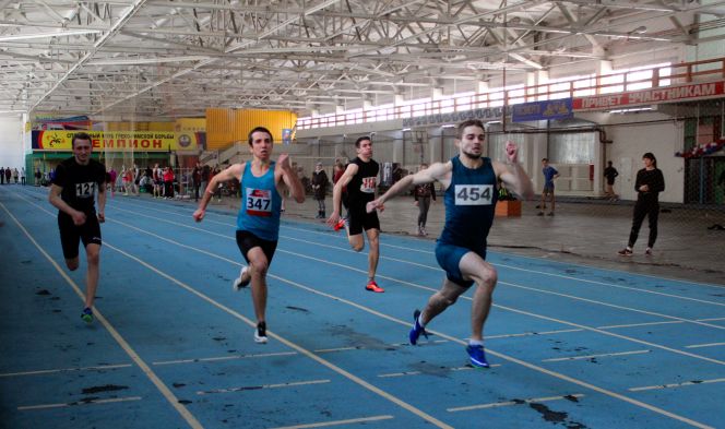 В Барнауле состоялся чемпионат края в помещении, посвящённый памяти заслуженного тренера России Юрия Захарова