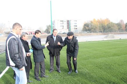 Заместитель губернатора края Даниил Бессарабов проинспектировал ход строительства ряда спортивных объектов.