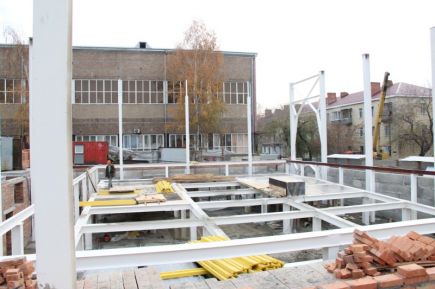 Заместитель губернатора края Даниил Бессарабов проинспектировал ход строительства ряда спортивных объектов.