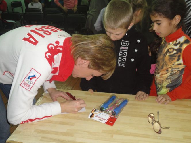 Чемпионка Паралимпийских игр Татьяна Ильюченко за 500 дней до Паралимпиады в Сочи встретилась с учащимися Барнаульской школы интерната для детей с нарушением опорно-двигательного аппарата. 