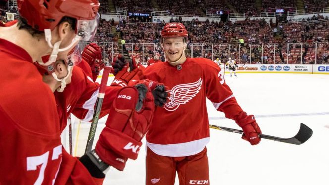 Воспитанник алтайского хоккея Евгений Свечников впервые забил гол с игры в НХЛ (видео)