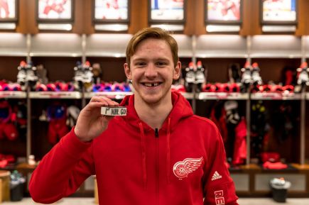 Воспитанник алтайского хоккея Евгений Свечников впервые забил гол с игры в НХЛ (видео)