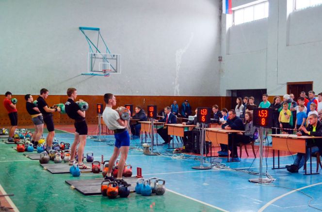 130 гиревиков поборются за Кубок края среди спортсменов до 18 лет 