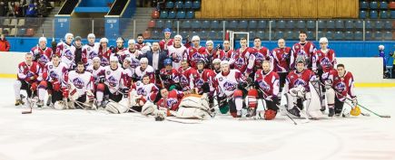 Тысяча болельщиков пришла на закрытие хоккейного сезона вместе с клубом «Алтай». Фото: Сергей БУТИН