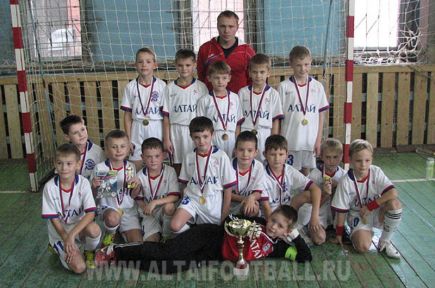 Футболисты СДЮШОР А. Смертина на школьных каникулах выиграли несколько турниров. 