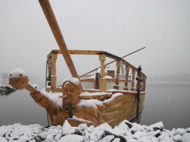 На Телецком озере прошёл осенний марафон по плаванию в ледяной воде.