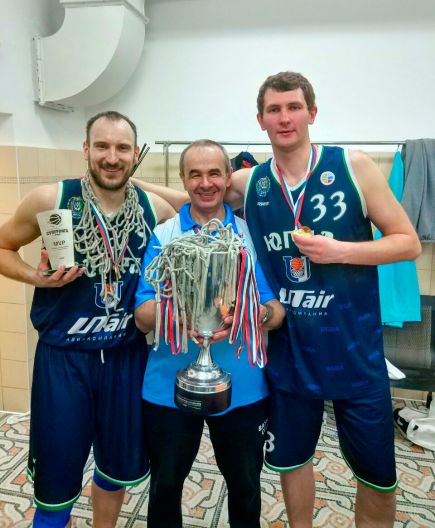 С дружной баскетбольной командой «Университет-Югра» Александр Кривченко выиграл в сезоне 2016/2017 Суперлигу-1. В этот коллектив из Сургута он трудоустроился с подачи своего коллеги, врача «АлтайБаскета» Дениса Поддубного и экс-директора «АБ» Михаила Панфилова