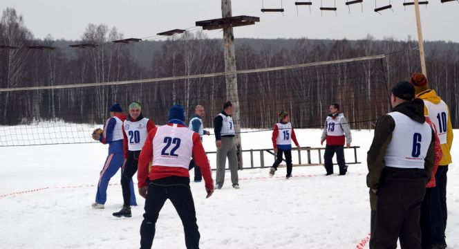 Турнир по зимнему волейболу среди ветеранов. Фото: краевой спортивный клуб "Ветеран"