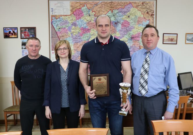 Слева направо: заслуженный тренер России Владимир Кутчер, начальник управления спорта и молодёжной политики Алтайского края Елена Лебедева, борец Виталий Щур, заместитель председателя Правительства Алтайского края Андрей Щукин. Фото: Виталий УЛАНОВ