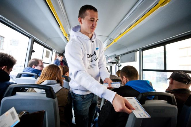 Андрей Лунев поработал в маршрутном такси в рамках акции «Давай-Давай!». Фото: fc-zenit.ru