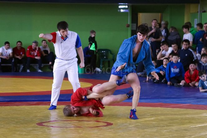 Первенство Сибирского федерального округа по самбо среди юношей и девушек 2004-2005 годов рождения. Фото: нашбийск.рф.