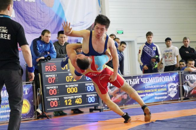 III открытый чемпионат Алтайского края по греко-римской борьбе памяти Раффи Исраеляна. Фото: Виталий УЛАНОВ