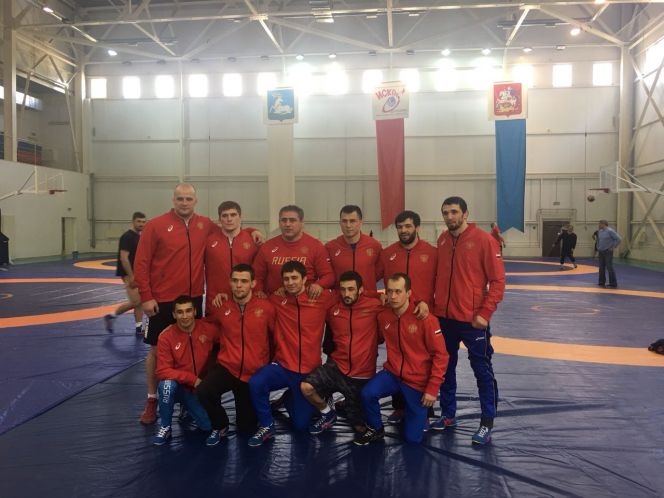 Сборная России по греко-римской борьбе. Виталий Щур во втором ряду крайний слева.