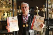 Евгений Сахаров из Барнаула стал абсолютным чемпионом России по шашкам среди инвалидов по слуху.
