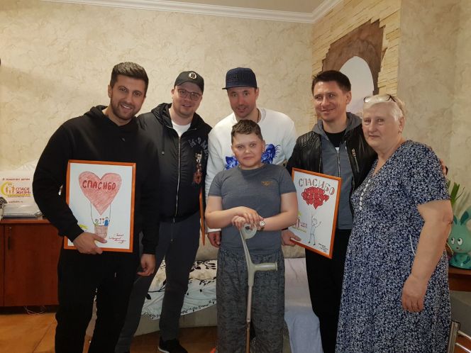 Гости «Доброго дома» с Яковом Любченко и его бабушкой. Фото: фонд «Спаси жизнь»