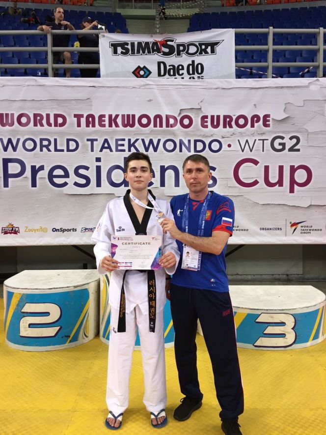 Ян Искуснов и его тренер Пётр Маркин на «Кубке Президента WTF». Афины, 2018. Фото: СШОР по тхэквондо «Олимпийские надежды» 