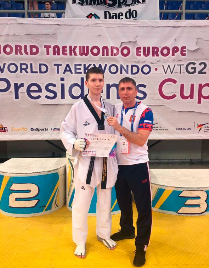 Алексей Каратаев и его тренер Пётр Маркин на «Кубке Президента WTF». Афины, 2018. Фото: СШОР по тхэквондо «Олимпийские надежды»