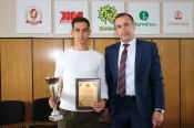 В управлении спорта и молодёжной политики наградили алтайского легкоатлета Евгения Кунца