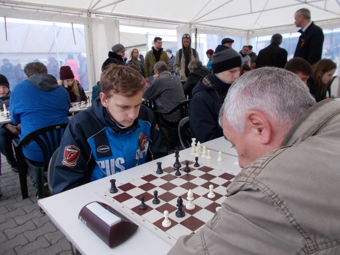 В Барнауле в День Победы прошли блиц-турнир и шахматный матч 50 на 50