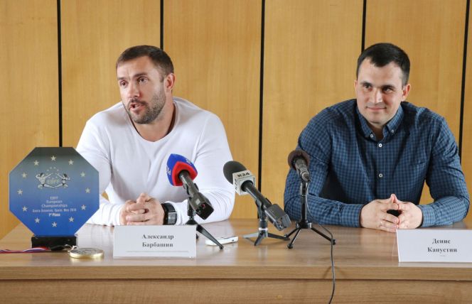 Чемпион Европы по бодибилдингу Александр Барбашин и его тренер Денис Капустин. Фото: Виталий УЛАНОВ 