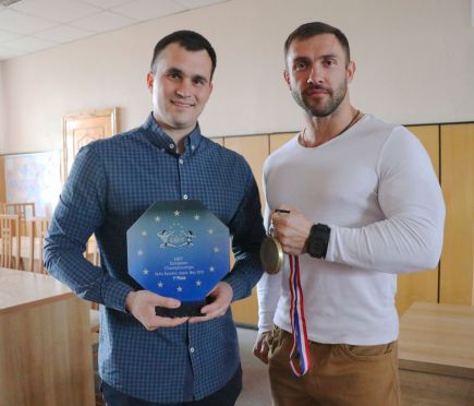 Чемпион Европы по бодибилдингу Александр Барбашин и его тренер Денис Капустин. Фото: Виталий УЛАНОВ 