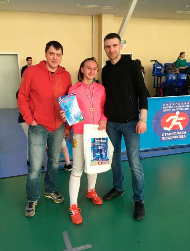 Анастасия Колышкина – бронзовый призёр первенства Сибирского регионального центра Станислава Позднякова по фехтованию на саблях. Фото: фехтовальный физкультурный клуб «Абсолют»