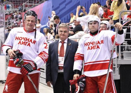 Алтайский бизнесмен Вадим Смагин сыграл в хоккей против команды президента страны. Фото: Ночная Хоккейная Лига