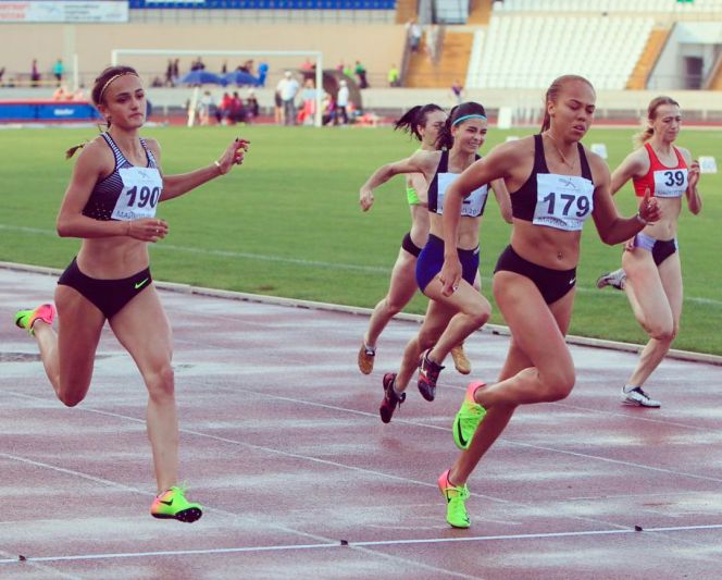Полина Миллер (номер 190) на Всероссийских соревнованиях в Майкопе. Фото: www.trackandfield.ru