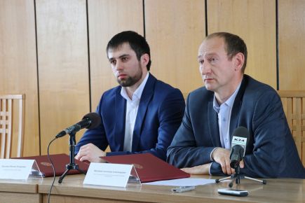 Подписание концессионного соглашения о строительстве ледовой арены в Рубцовске. Фото: Виталий УЛАНОВ