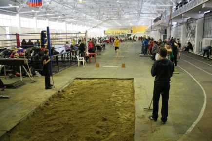 Сильнейшие легкоатлеты края открыли новый спортивный год соревнованиями «Рождественский кубок» (фото).